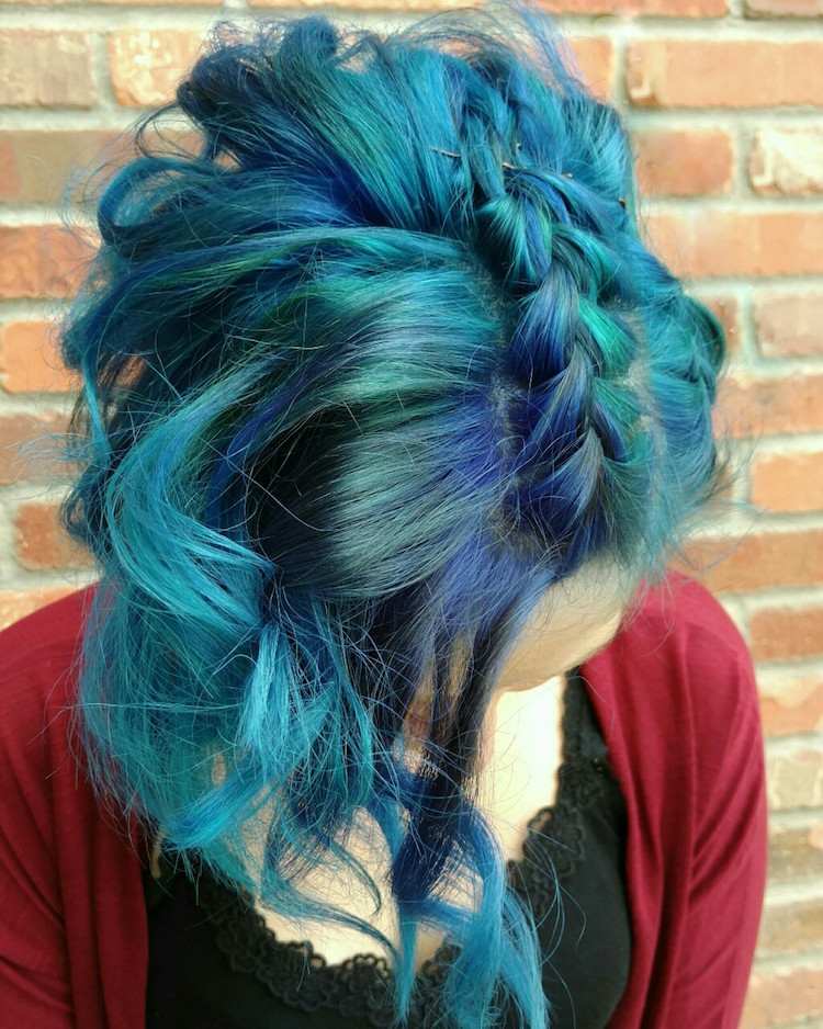 blaue haare ozean haarfarben trend kurz frisur strähnen