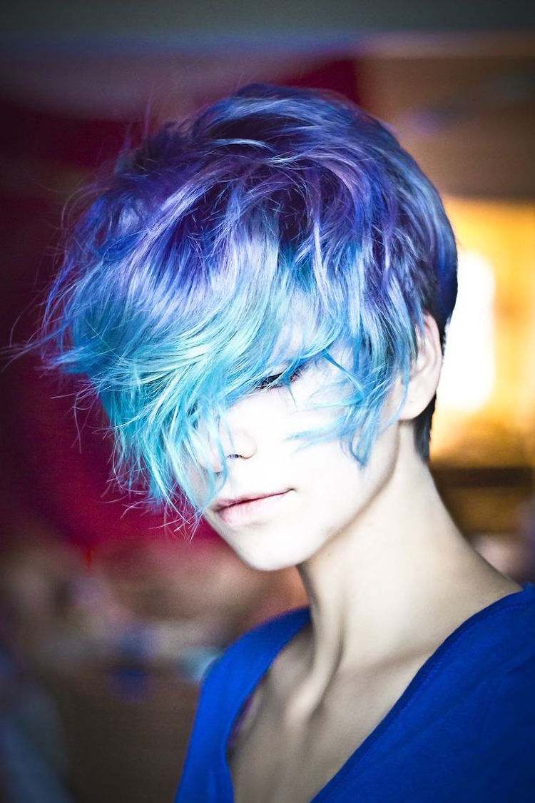 blaue haare ozean haarfarben trend kurz haarschnitt