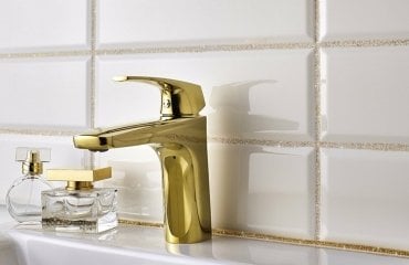 fliesen verfugen glitzer badezimmer waschbecken gold amaturen