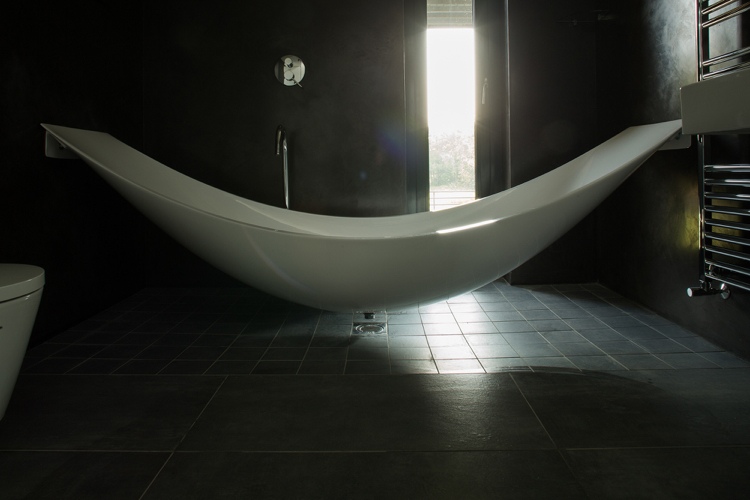 freistehende badewanne design schwebend modern