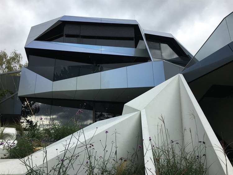 Futurismus in Architektur gebäude fassade paneele glas