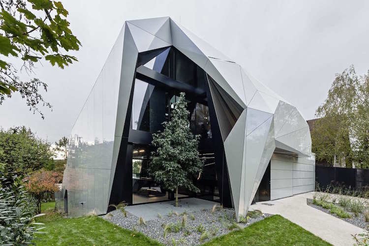 Futurismus in Architektur haus fassade glas paneele reflektierend