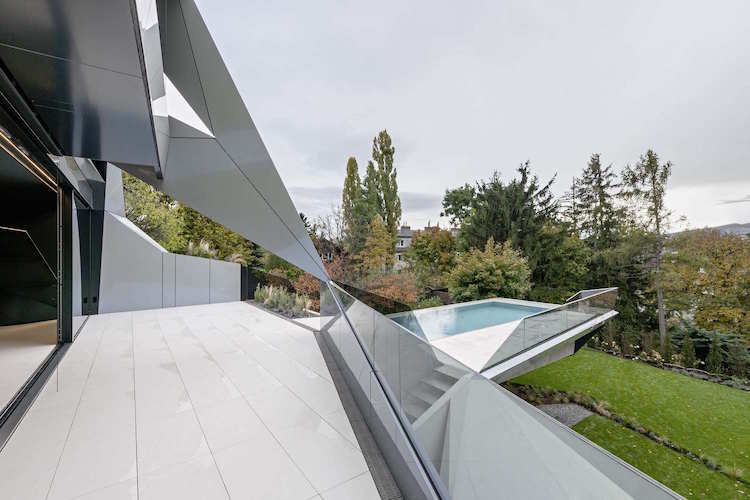 Futurismus in Architektur haus pool grundstück terrasse