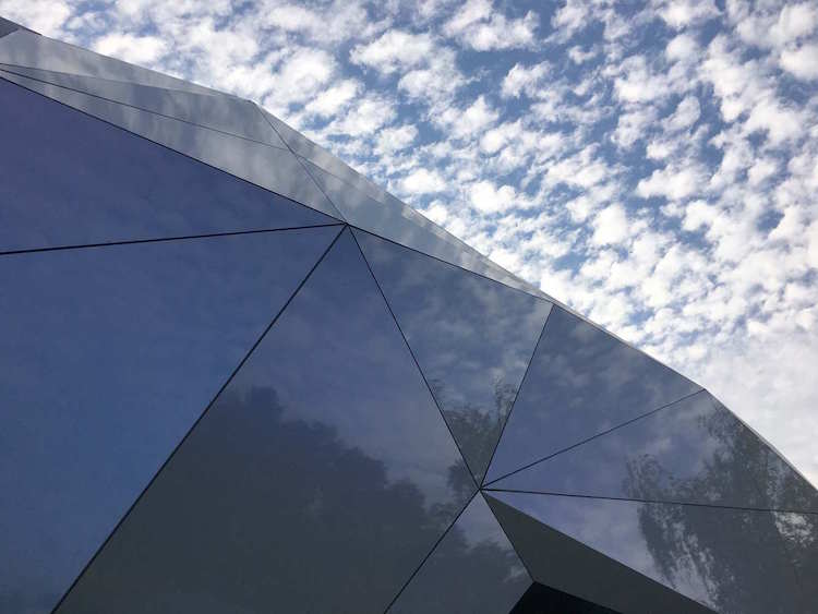 Futurismus in Architektur herrlich himmel fassade reflektierend