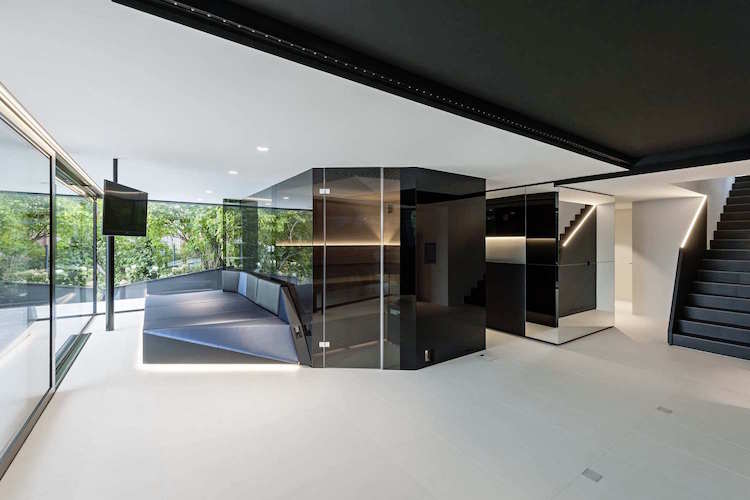 futurismus interieur design schwarz weiss großformatige fenster