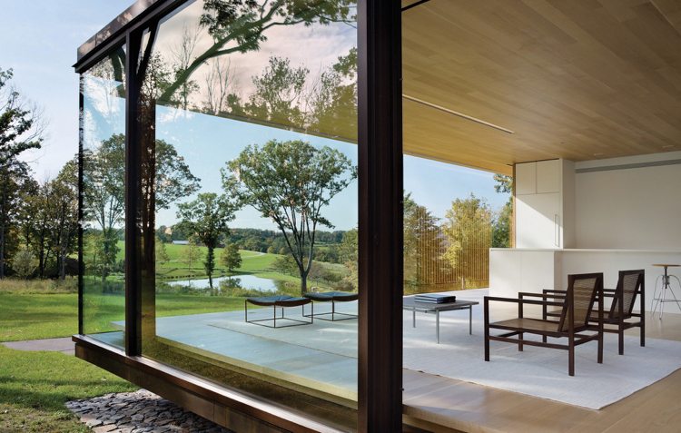 große Panoramafenster statt Außenwände Wohnzimmer Holzboden Deckenverkleidung