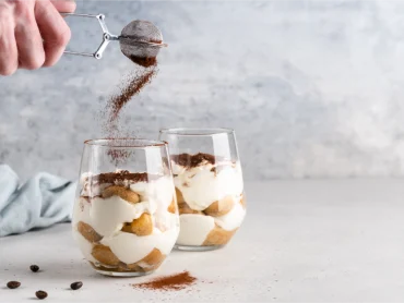 hausgemachtes tiramisu in glasgläsern