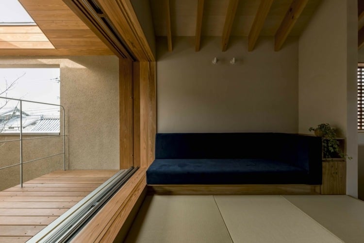 holzbalken deke japanische architektur sofa
