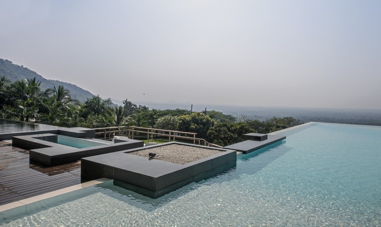 infinity pool ausblick wald natur indien