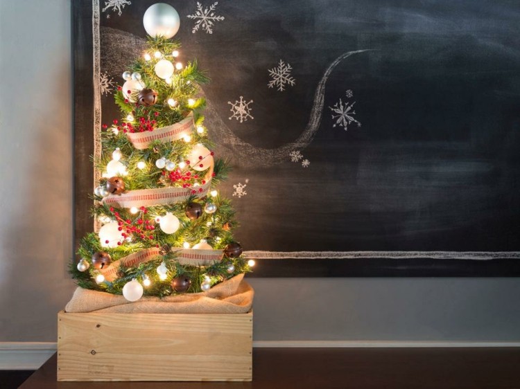kleine wohnung einrichten weihnachten tannenbaum holzkiste weinkiste mini topf