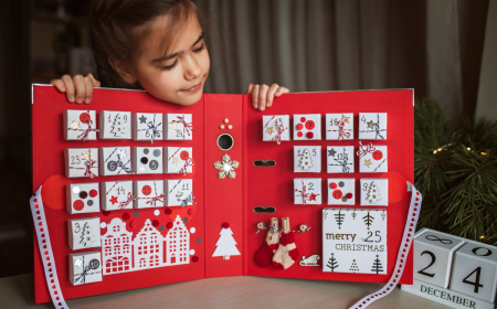 kleines mädchen mit handgemachtem adventskalender