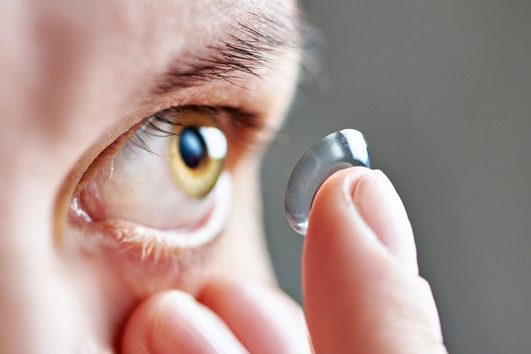 kontaktlinse richtig einsetzen tipps schritte