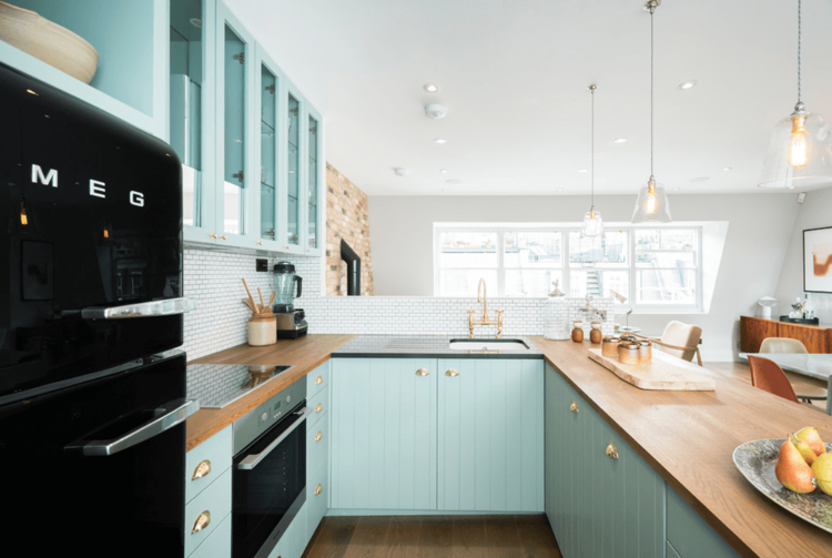 Küche in Pastell arbeitsplatte holz landhausküche pastellblau