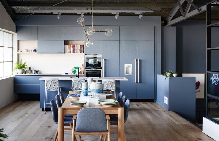 küche pastell loft industrial stil pastellblau holz grau