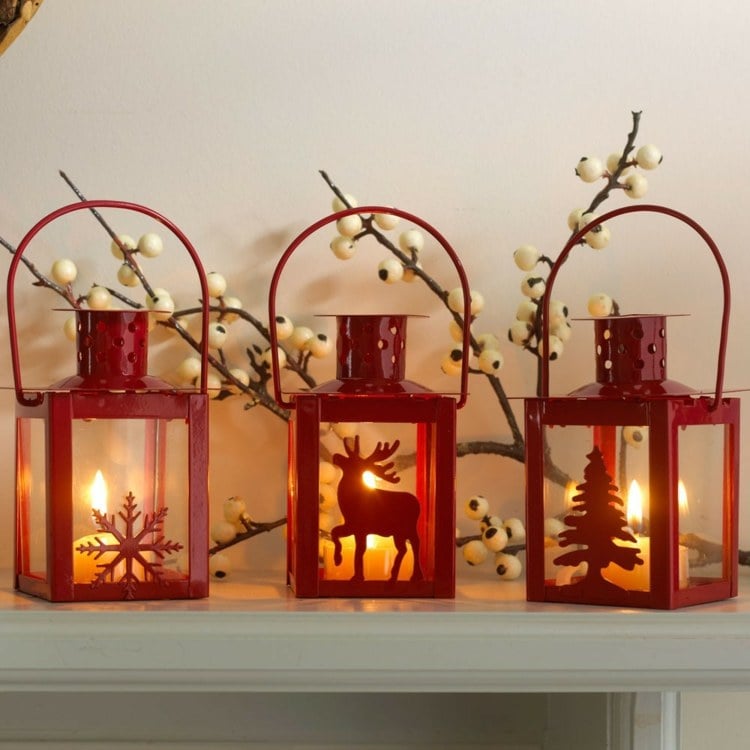 laterne weihnachtlich dekorieren rot beeren rentier tannenbaum schneeflocke