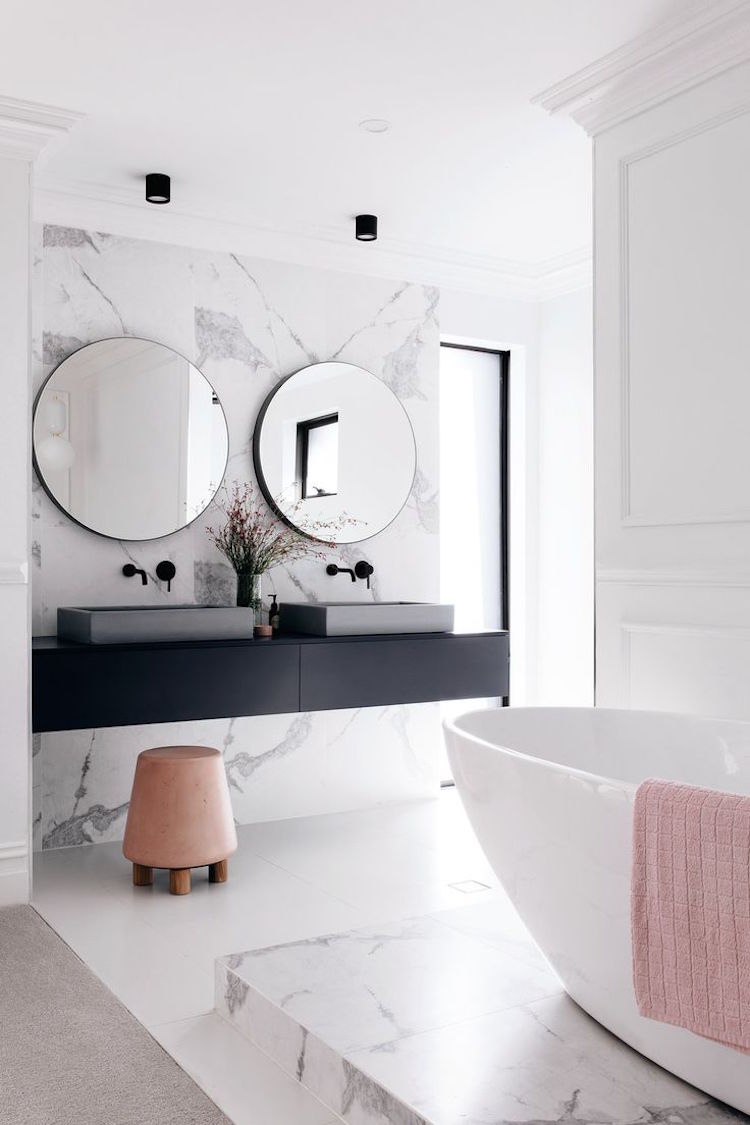 minimalistisches bad badewanne doppelwaschbecken schwarz weiss