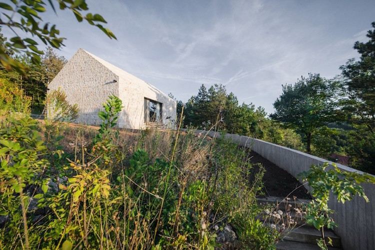 moderne steinfassade haus landschaft zaun beton