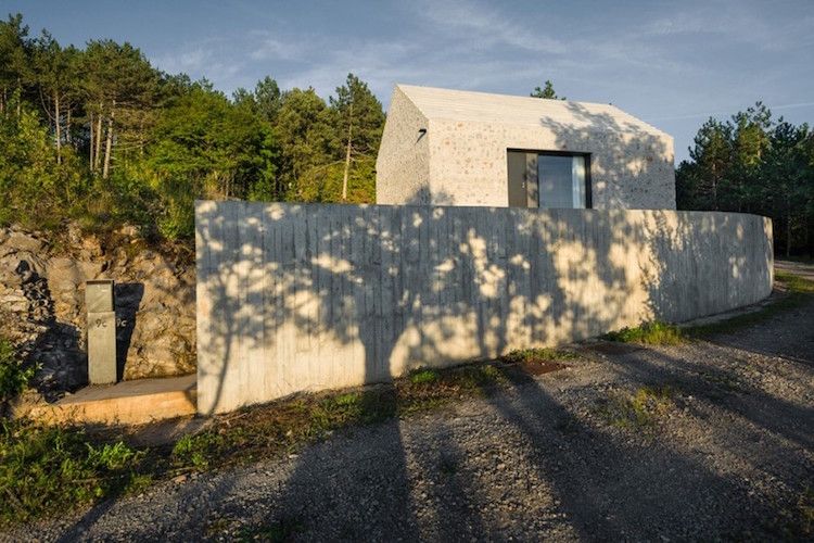moderne steinfassade minimalistisch haus hanglage grundstück