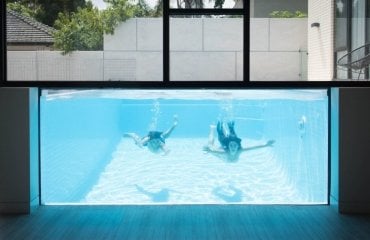 oberirdischer Pool Beton Glaswand Blick innen
