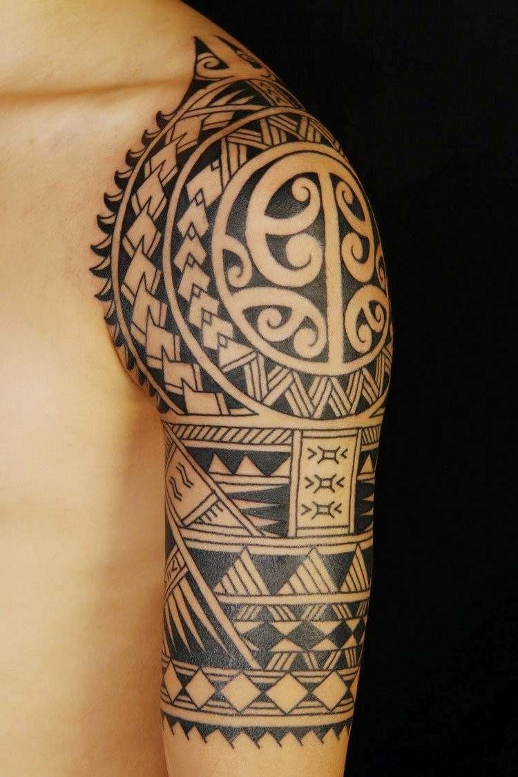 polynesisches maori tattoo tribalsmotive oberarm