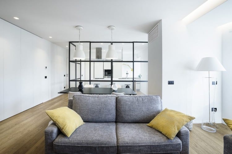 Raumteiler aus Glas stahl loft schlicht möbel graue couch