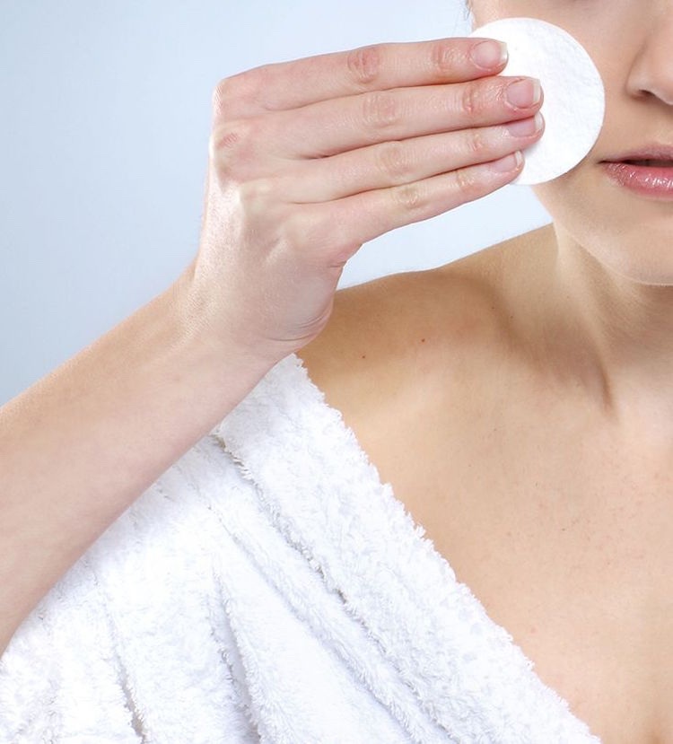 richtige Gesichtspflege Reinigung Frauen trockener Haut