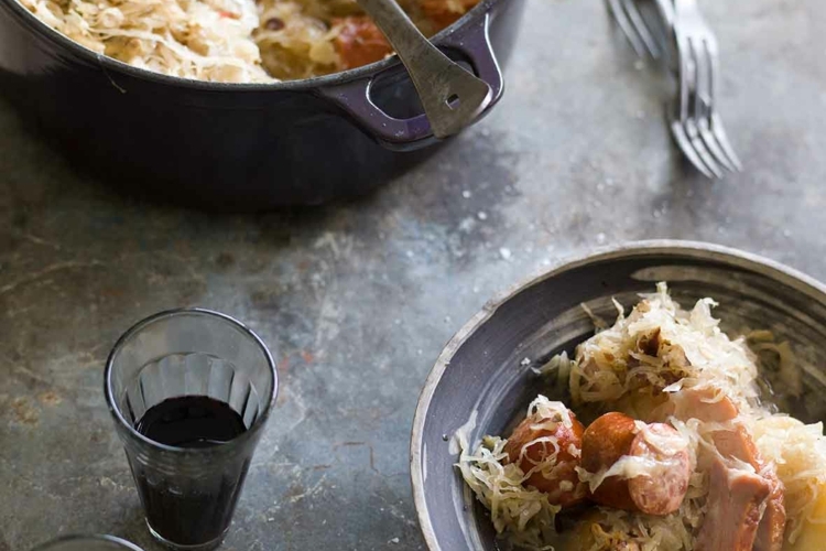 Choucroute Rezeptideen: leckere Varianten der Elsässer Sauerkrautplatte Choucroute Rezeptideen: leckere Varianten der Elsässer Sauerkrautplatte