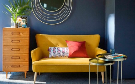 samtsofa gelb farbe klein wohnzimmer einrichtung retro flair