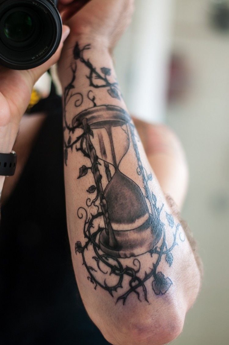 sanduhr tattoo männer unterarm ranken