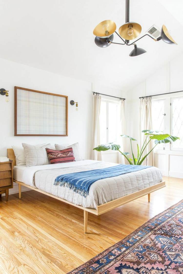 schlafzimmer einrichtung trend bett minimalistisch parkett orientteppich