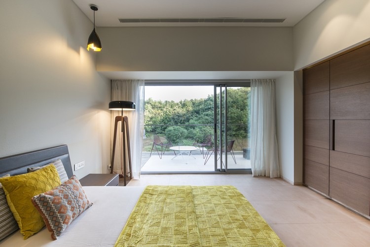 schlafzimmer private terrasse glasschiebetüren waldblick