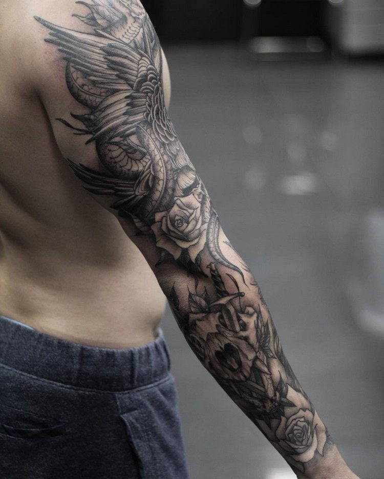 Männer tattoo arm flügel