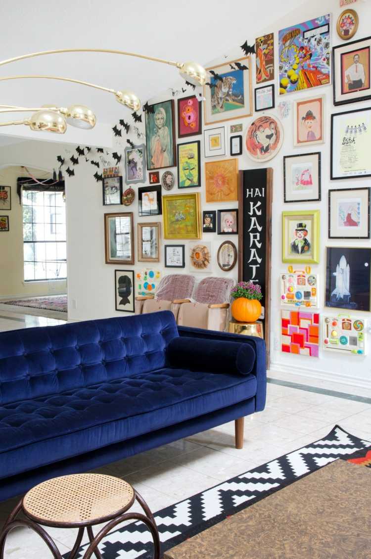 sofa samt dunkelblau bilder collage wandgestaltung inspiration art deco