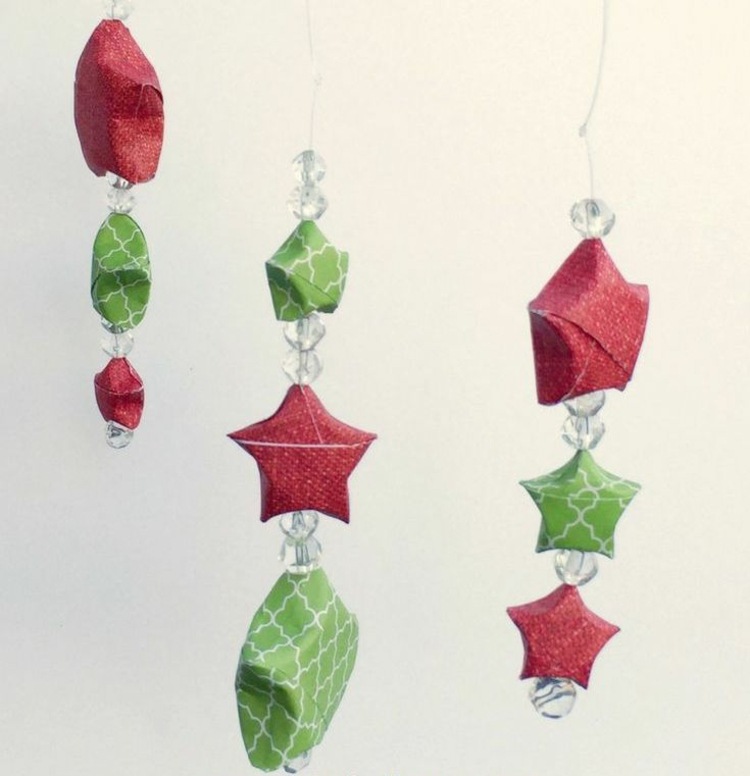 sterne basteln kindern anhänger ornamente weihnachten perlen wanddeko fensterdeko