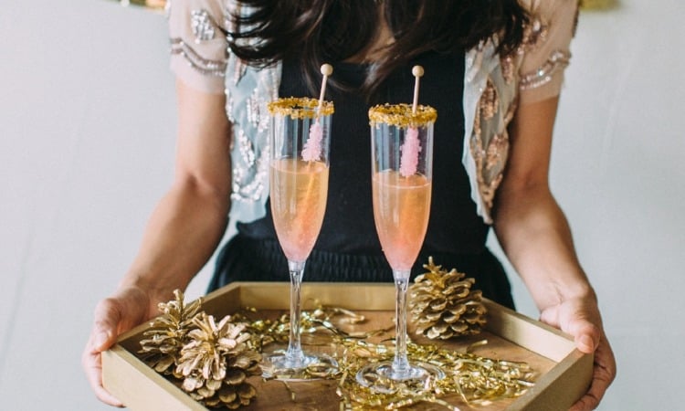 weihnachtlicher aperitif tannenzapfen deko zuckerrand alkoholhaltig