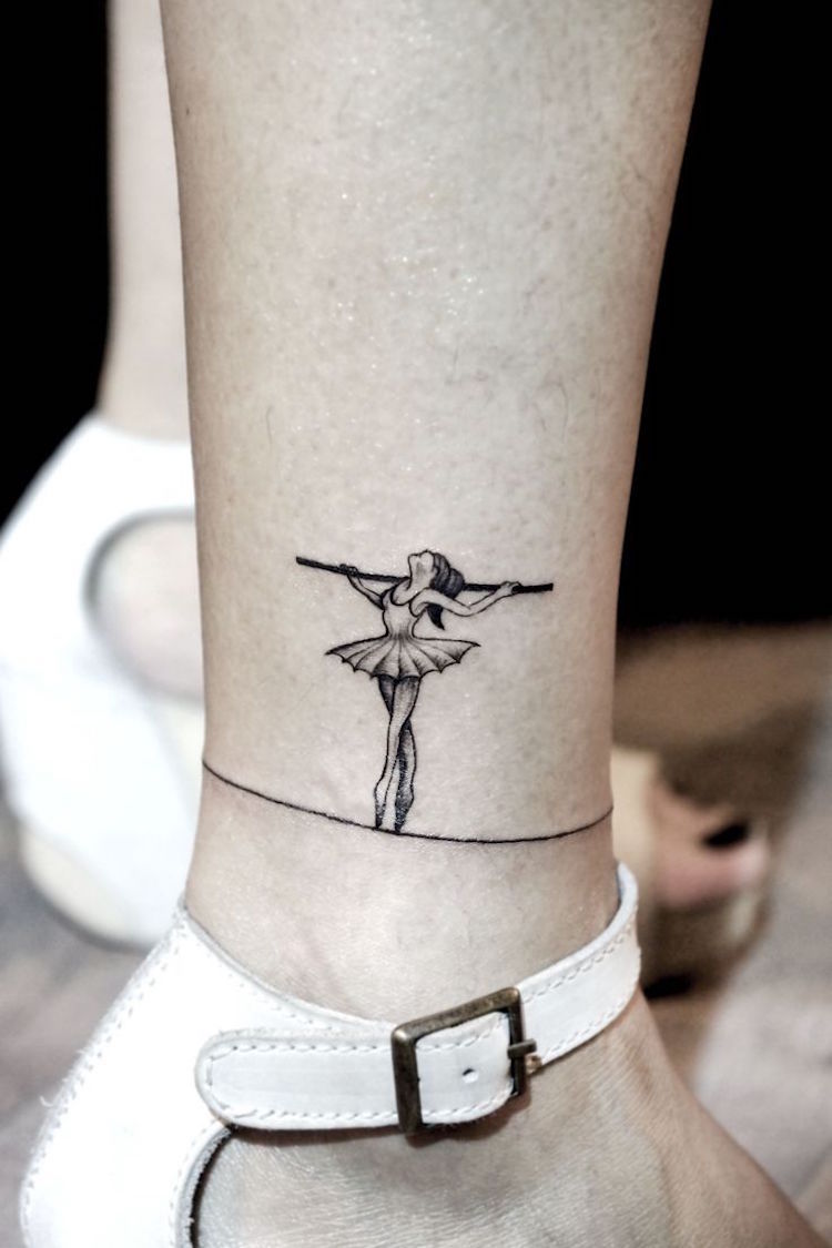 tattoos frauen fussknöchel klein persönliche bedeutung