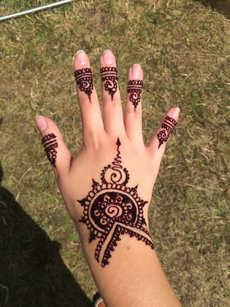 tattoos frauen henna hand finger ornamente