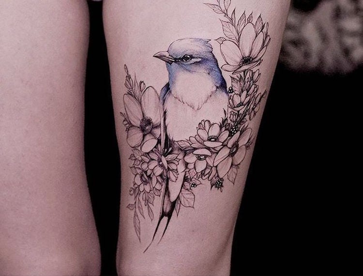 tattoos frauen oberschenkel realistisch blaue schwalbe schwarz