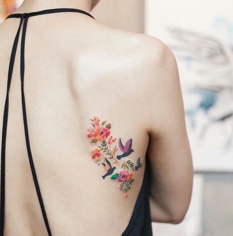 tattoos frauen rippen aquarell ohnne kontur farbig