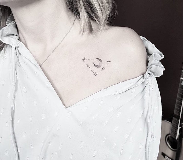 tattoos frauen schulter minimalistisch himmelkörper mond