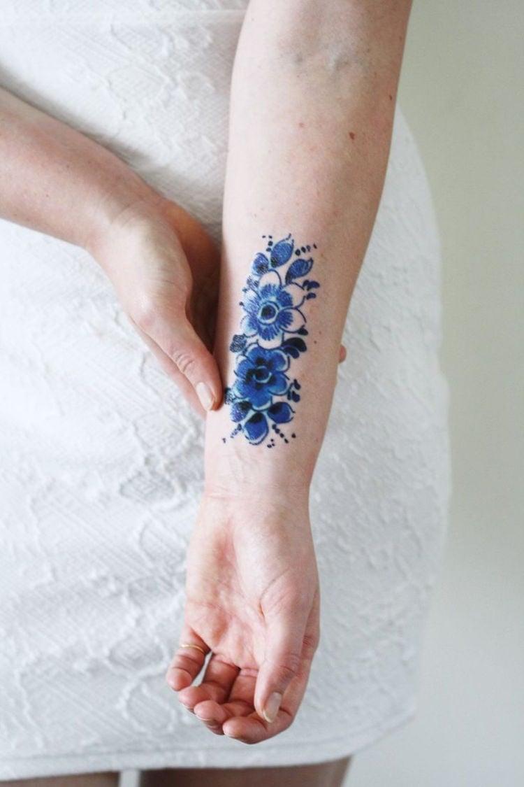 tattoos frauen unterarm innenseite blaue blumen floral