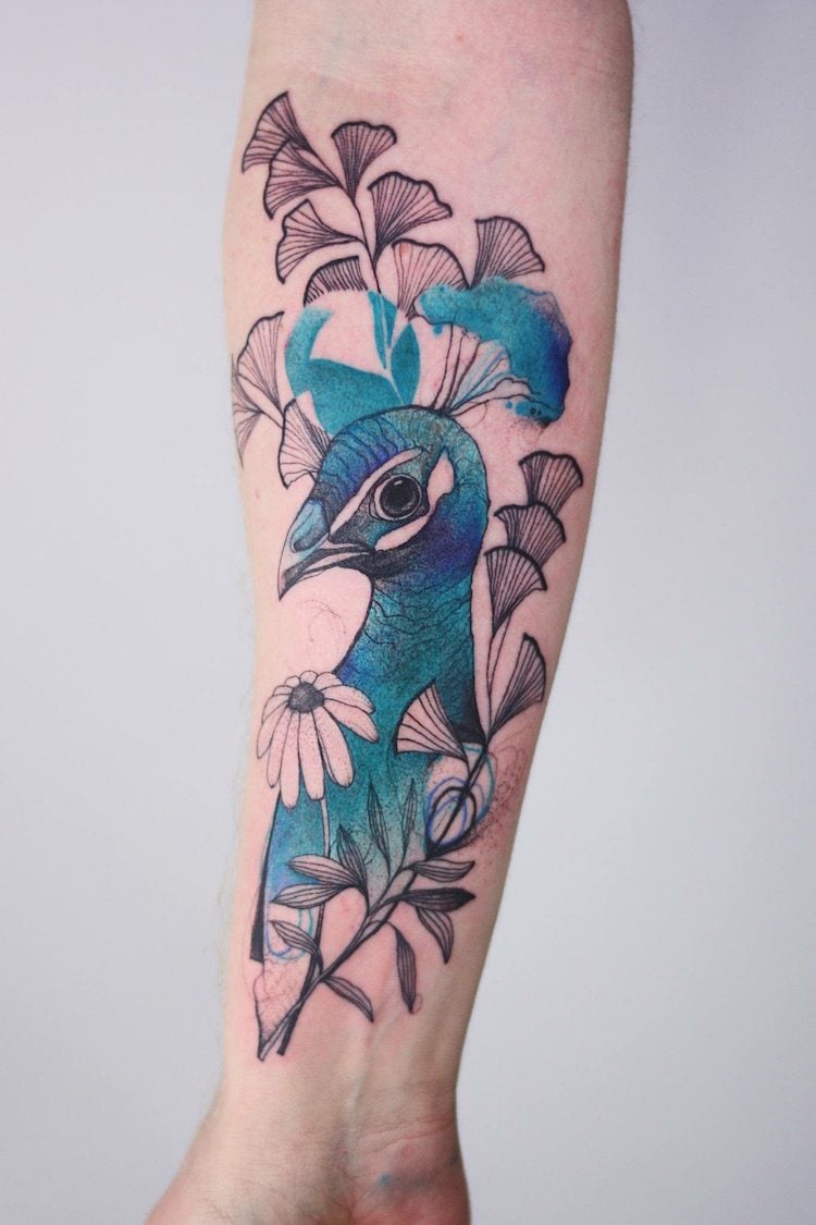 tattoos frauen unterarm innenseite realistisch vogel pfauen