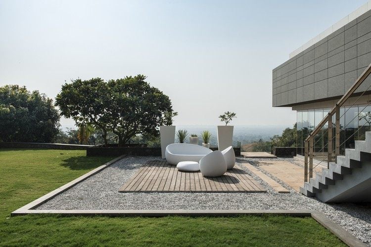 terrasse holzdeck kies steinplatten outdoor möbel weiß