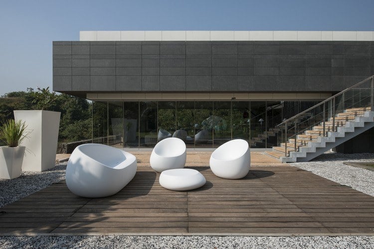 terrasse holzdeck weiße outdoor möbel modern
