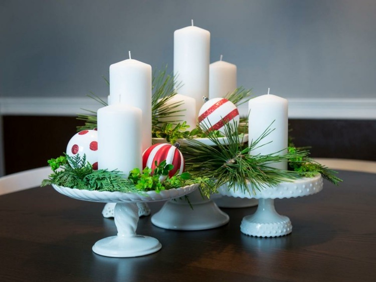 weihnachten eine kleine wohnung einrichten kuchenteller servierplatte porzellan kerzen christbaumkugeln