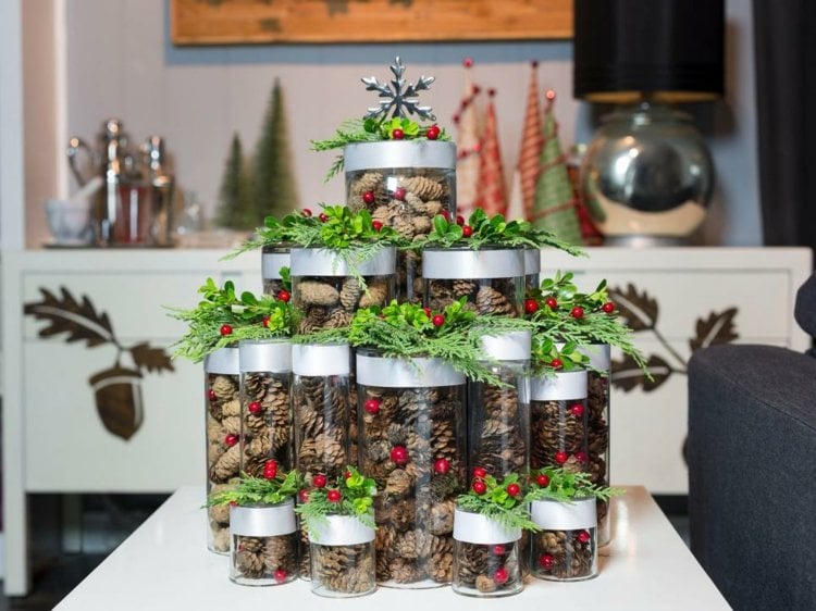 weihnachten eine kleine wohnung einrichten tannenbaum modern vasen tannenzapfen