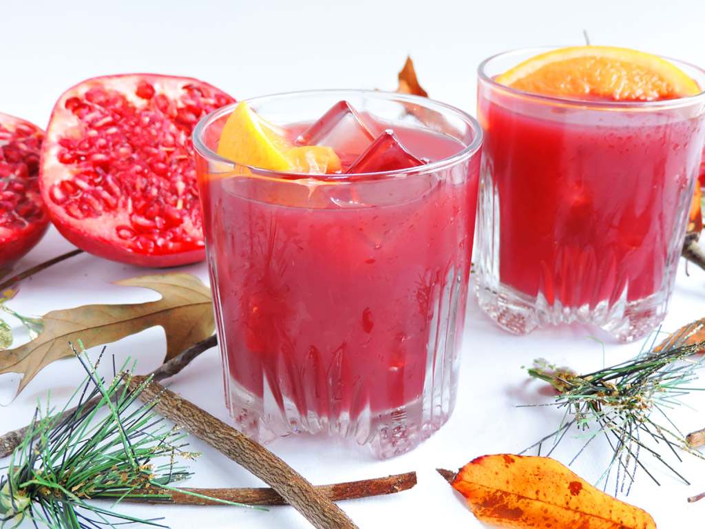 weihnachtlicher cocktail mit granatapfel und orangensaft zubereiten rezepte für party drinks mit alkohol