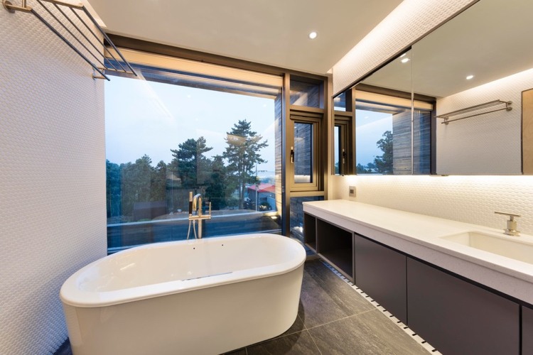 weiss grau badezimmer freistehende badewanne indirekte beleuchtung fenster
