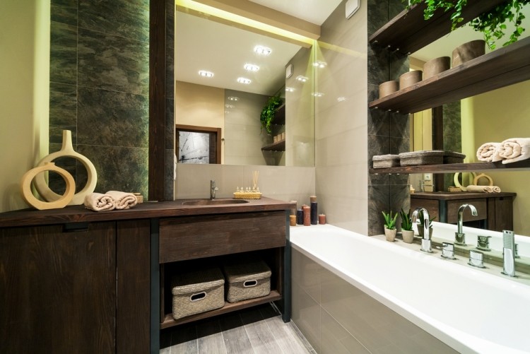 Badezimmer renovieren Badewanne grosser Badspiegel gruene Wandfliesen