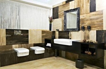 Badezimmer renovieren moderne Badmoebel Holz weiss Waschbecken